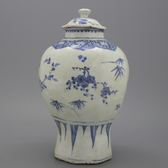 A transitional Chinese porcelain Hatcher cargo vase with flowers, 17th C.