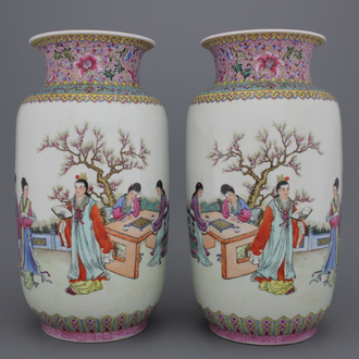 2  vazen in Chinees porselein, famille rose, Republiek, 20e eeuw