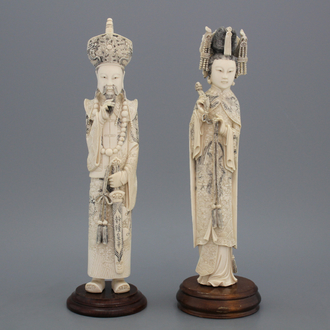 Paire de figures en ivoire sculptée représentant un couple impériale, Chine, 1ère moitié 20e