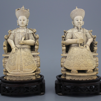 Paire d'empéreurs chinois assis en ivoire sculptés, signés, 19e