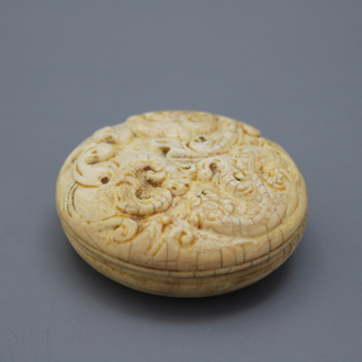 A Chinese archaic carved ivory round ink box, 18/19th C.