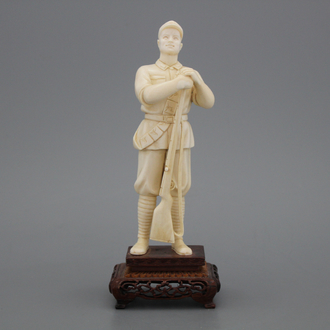Chinese ivoren sculptuur van een soldaat met geweer, Culturele Revolutie