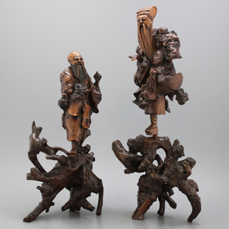 Een paar Chinese wortelhouten sculpturen van onsterfelijken, 19e 