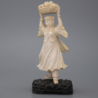 Une fille en ivoire sculpté chinois, Révolution Culturelle, 20e