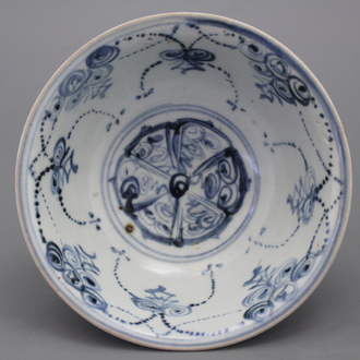 Een blauw-witte kom, Chineer porselein, Ming dynastie