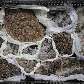 Lot de divers minéraux et pierres sémi-précieuses