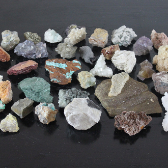 Grand lot de minéraux et pierres sémi-précieuses