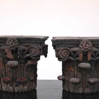 A pair of large wooden capitals, after the antique, workshop De Wispelaere, Bruges, 1st half 20th C.