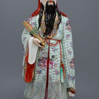 Grote figuur van een 'Onsterfelijke' in Chinees porselein, famille rose, Republiek