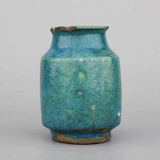 Albarello en glaçure turquoise, probablement Kashan, 13e
