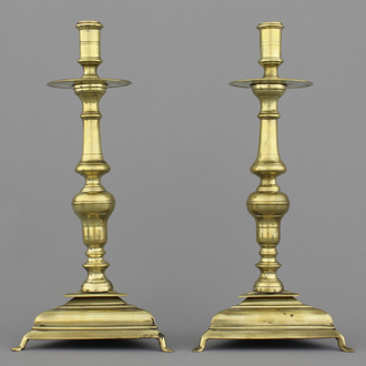 Paar Spaanse bronzen kandelaars met driehoekige voet, 17e eeuw