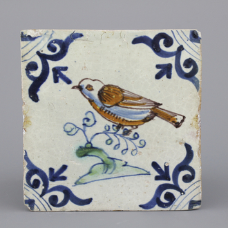 Carreau en faïence polychrome de Delft, décor d'oiseau, 17e