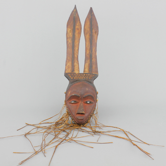 Afrikaans in hout gesculpteerd masker met raffia, Oost-Pende, begin tot midden 20e eeuw