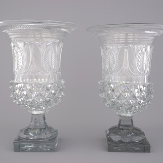 Paar grote vazen op steun in geslepen glas, vermoedelijk Voneche, begin 19e eeuw