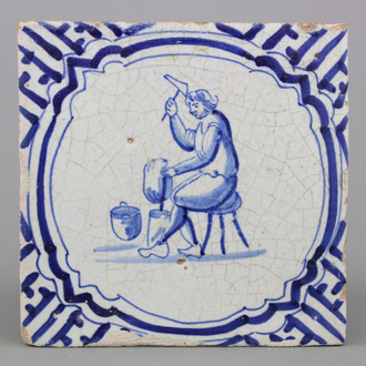 Carreau en faïence de Delft, bleu et blanc, décor de forgeron, 17e
