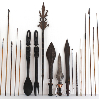 Collection de 44 lances et flèches diverses de tribus africaines, 19e-20e