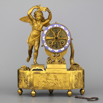 Pendule squelette en bronze doré et avec émail, avec un Cupido, France, Empire, début 19e