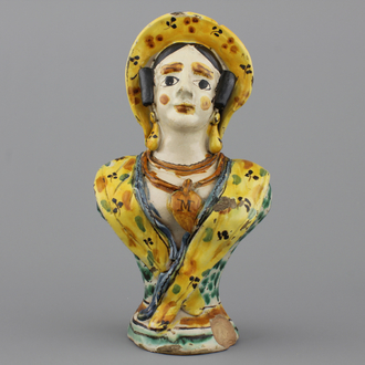 Kan in Zuid-Italiaanse majolica in de vorm van een dame, 18e eeuw