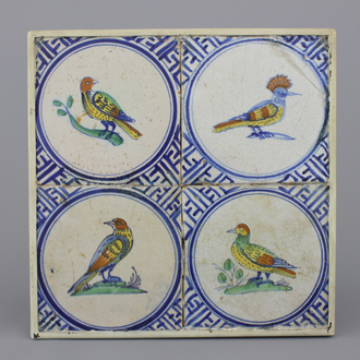 Lot de 4 carreaux encadrés en faïence polychrome de Delft, décor oiseaux, 17e