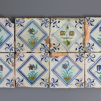 Lot de 8 carreaux en faïence polychrome de Delft, décor floral, 17e