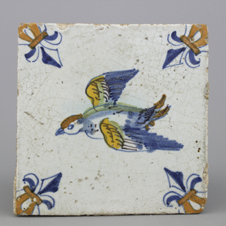 Carreau en faïence polychrome de Delft, décor d'oiseau, 17e