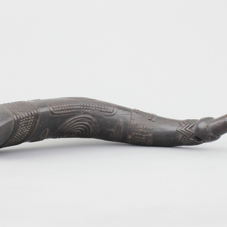 Grand gobelet africain sculpté et perforé dans une corne de buffle, 1e partie 20e