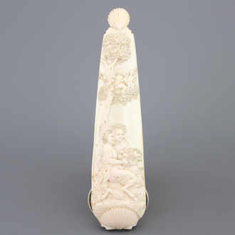 Râpe à tabac en ivoire sculpté avec Satyr et une nymphe, Dieppe, début 18e