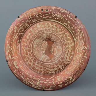 Plat impressionant ispano-moresque "lusterware", décor taureau, 19e