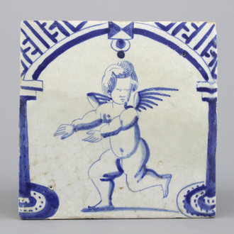 Carreau en faïence de Delft, bleu et blanc, décor d'un putto dressé, 17e