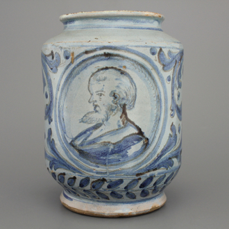 Albarello italien, fond bleu, décor portrait, Caltagirone, 17e-18e