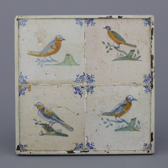 Lot de 4 carreaux encadrés en faïence polychrome de Delft, décor oiseaux, 17e