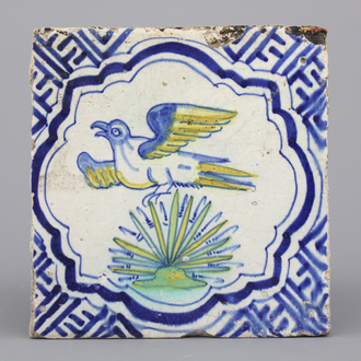 Carreau en faïence polychrome de Delft, décor oiseau, 17e