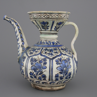 Pichet bleu et blanc en style chinois Ming, Iran, Safavid, 17e