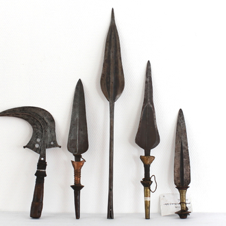 Verzameling van 16 messen en speren van verschillende Afrikaanse stammen, 19e-20e eeuw