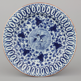 Plat en faïence de Delft, bleu et blanc, décor putto, 18e