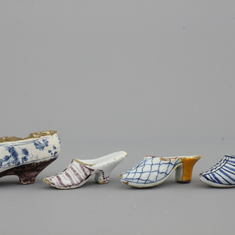 Lot de 4 souliers miniatures en faïence de Delft, bleu blanc et manganèse, 18e
