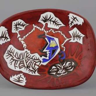 Plat ovale sur fond rouge Jean Lurçat (1892-1966), 20e