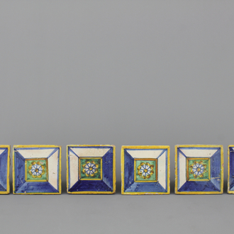 Lot van 6 Spaanse polychrome decoratieve tegels, 17e eeuw