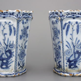 Paire de porte-fleurs en faïence de Delft, bleu et blanc, 18e