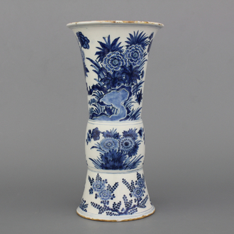 Blauw en witte Delftse chinoiserie vaas, 17e eeuw