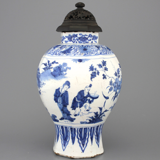 Fijne blauw en witte Delftse vaas met chinoiserie, Ming stijl, ca 1700