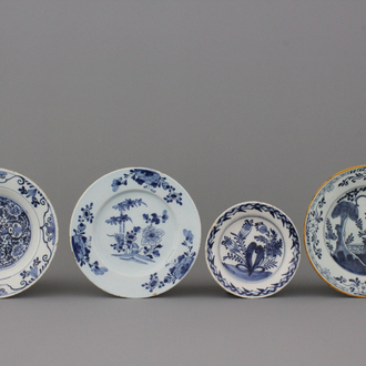Lot de 4 plats différents en faïence de Delft, bleu et blanc, 18e