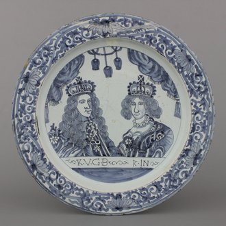 Plat en faïence de Delft, bleu et blanc, décor double portrait royal, fin 17e