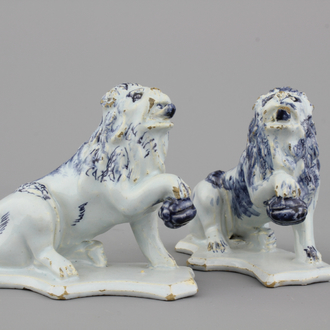Paire de lions orangistes en faïence de Delft, bleu et blanc, 18e