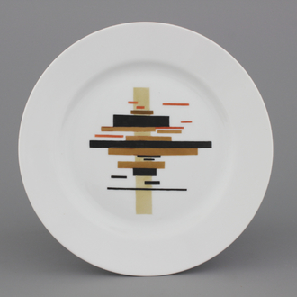 A Russian suprematism plate, Imperial Porcelain Factory, after Chasnik