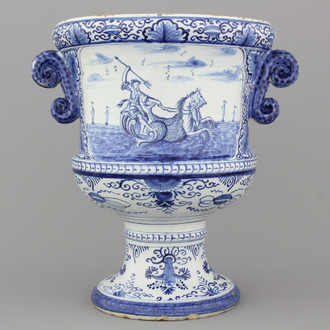 Vase de jardin impressionant sur pied en faïence de Delft, bleu et blanc, 18e