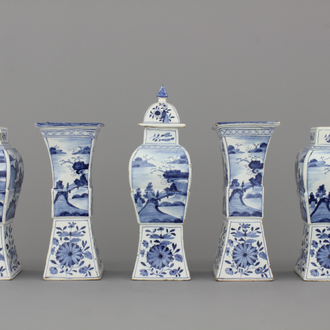 Garniture 5 pièces en faïence de Delft, bleu et blanc avec chinoiserie, style Kangxi, 18e