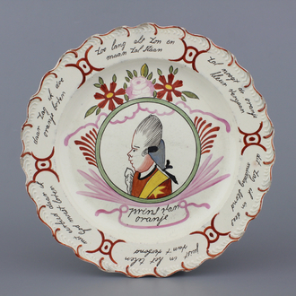 Plat orangiste anglais "creamware", peint en Hollande, décor portrait royal, Leeds, 18e