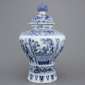 Balustervormige Delftse pot met deksel, met chinoiserie in Ming stijl, 17e eeuw