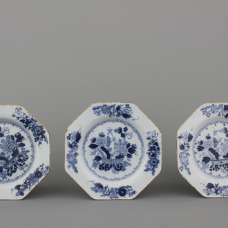 Lot de 3 plats anglais octagonaux en faïence de Delft, bleu et blanc, Liverpool, 18e